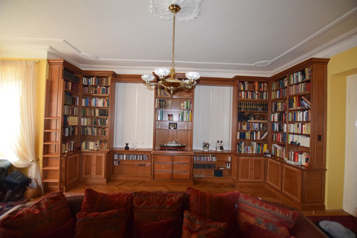 Bücherschrank im klassischen Stil aus Kirschholz